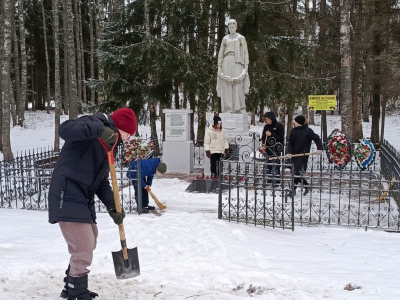 Уборка  братского захоронения